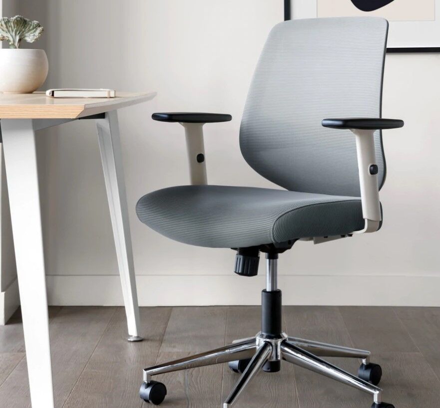 7 Best Office Chairs Under $300: Top Picks 2022